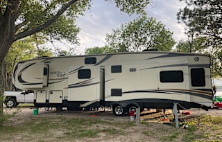 Large, family friendly fifth wheel *Delivery Only*
