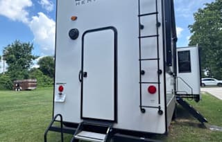 LUXURY 2 BED, 2 BATH RV W/ PRIVATE SUITE & ENTRY