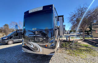 Class A Diesel Pusher bunkhouse w/ 02 full baths
