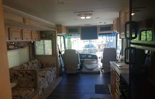 2005 Tiffin 33' with 2 slides and very low miles