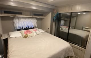 2022 Coachmen Legacy Edition 37 ft 303RKDS