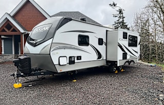 Family friendly bunkhouse with a king sized bed!