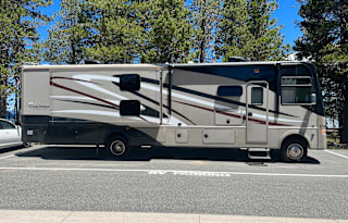 “Bruno” Big Coachmen & Bunkhouse sleeps 9!