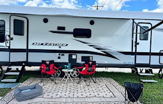Rolling Resort-Travel Trailer-28ft-Dog Friendly