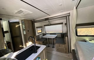 2021 Surveyor Legend 240BHLE