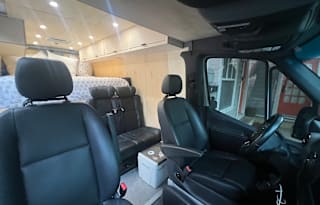 Adventure Van | 4x4 Sprinter – Off-Grid Ready!