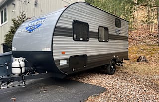 Lightweight trailer perfect for family getaway!