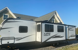 2021 Cruiser MPG - Private Bunk Room! King Bed!