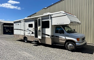 Hi I’m Toby the 2006 Fleetwood RV Tioga 31M