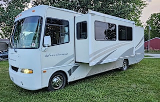 2004 Thor Four Winds Hurricane 32ft.