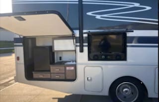 Class A Winnebago Adventurer - OMNE1021