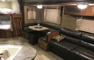 3 BEDS SPACIOUS AND COMFY DISCOUNT M2M AVAILABLE