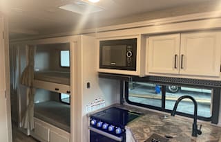 Family & Pet friendly RV Rental Sleeps 8+