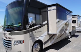 2017 Thor Motor Coach Miramar 34.4