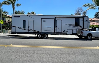 “BEAUTIFUL” 2 Bedroom 1.5 Bath, 2021 - 5th Wheel