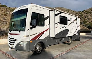 Family/ Pet Friendly Class A 28ft Fleetwood Storm