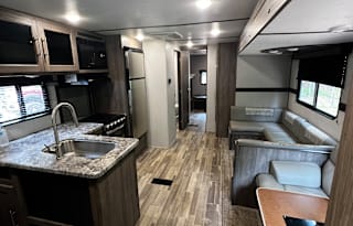 37" 2021 Crossroads RV Zinger (Delivery Only)