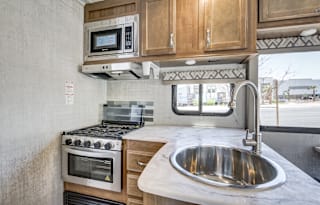 Perfect RV with 125 mi/day for 8 with std license
