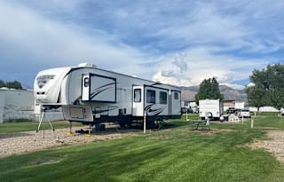 Two Bed/bathroom 5th Wheel w/ Bunkhouse