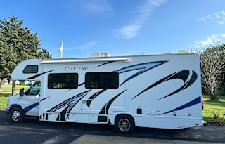 Very clean fully loaded 2020 Chateau 28E