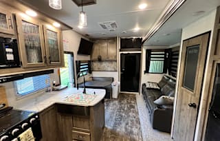 Large Toy Hauler that sleeps 8