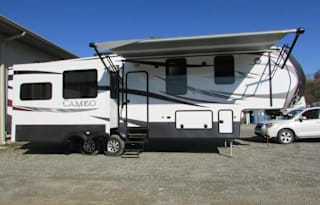 ***Get your Glamping on in this  Luxury 2015 Crossroads Cameo ***