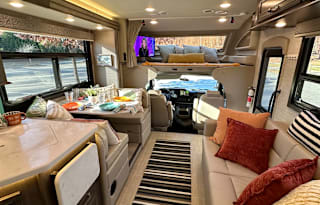 ‘Endeavor’ Loaded with Amenities + Sleeps 10!