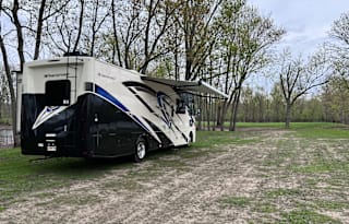 Large Luxury RV with Bunkbeds, Delivery Offered!