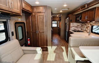 2021 Thor Omni 5 Star Luxury RV 4x4 Diesel