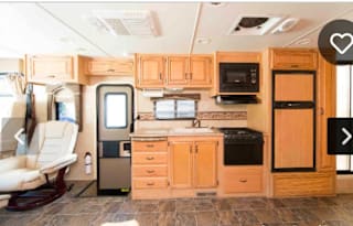 Beautiful 2011 Thor Four Winds Hurricane 32A