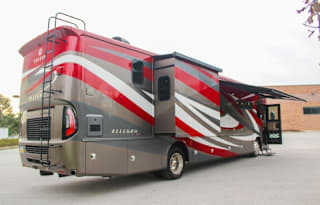 2021 Tiffin Luxury Diesel Pusher - Bath & 1/2!!