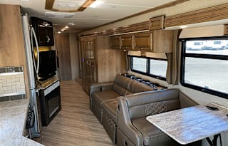 DELIVERY: 2019 Bounder - 2FB - 3 Bunks - Washer