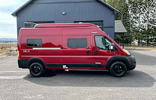 PJ’s 2022 Winnebago Solis 59P with rooftop AC