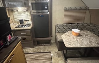 Great Couples Getaway w/ Queen Bed