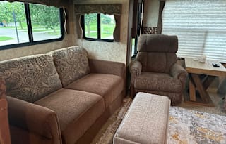 Open and Spacious 5th Wheel