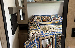 Keystone Hideout 29DFSWE/Sleeps 10