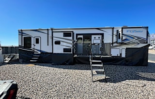 Love Shack~2021 Keystone Fuzion 424 (Dog Friendly)
