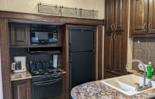*The Perfect Couple's Getaway* Holly the Cozy RV
