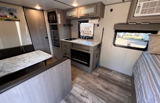 2023 Coleman Lantern LT 17R