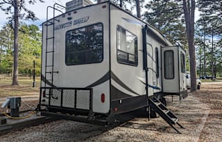 2018 Artic Wolf 5th Wheel Camper