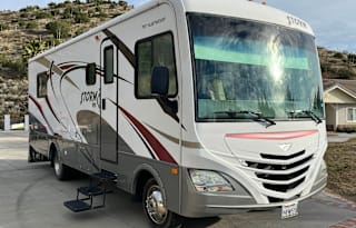 Family/ Pet Friendly Class A 28ft Fleetwood Storm