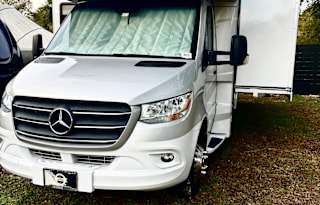 Sun Seeker Getaway: Rent our Adventure-Ready RV !!