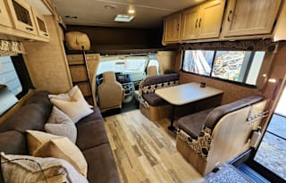 Coachmen, Sleeps 8, Queen Bed in Primary!