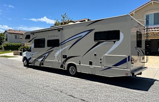 Spotless 2019 Thor Chateau 30D - With Bunks!