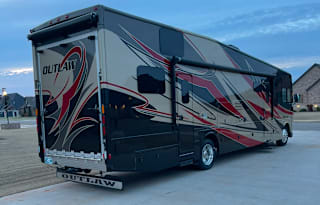 2015 Thor Motor Coach Outlaw 37LS TOY HAULER
