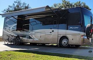 2013 Thor Palazzo, 38' Diesel Pusher  'Glamper'