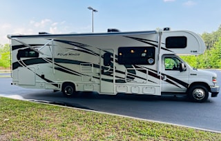 2022 Thor Four Winds 31E (with Bunkhouse)