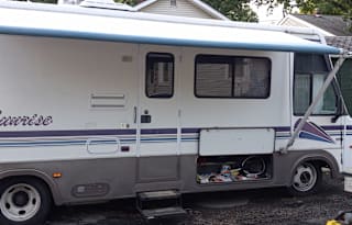 1996 Winnebago Sunrise 30rq with Solar