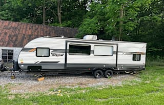 Billie’s pet & kid friendly camper! BUNKHOUSE!
