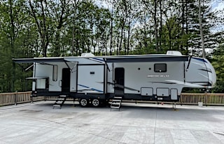 2021 ForestRiver RV Cherokee Arctic Wolf Suite3770